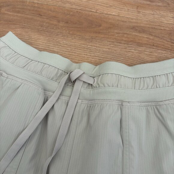 Lululemon Athletic Dance Studio High Rise Short 3.5” Mojave Tan NWT Size 2 - Picture 4 of 8